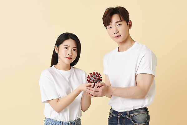 포토 JPG 스튜디오촬영 커플 응시 여자 남자 실내 건강 들기 상반신 20대 성인 두명 앞모습 30대 모형 한국인 반팔티셔츠 노란배경 백신 접종 성인만 코로나바이러스 델타변이바이러스 국내포토 시선 뷰포인트 백그라운드 티셔츠 의학 관계 모션 사람 동양인 청년 내부 장년 노란색 바이러스 파일형식