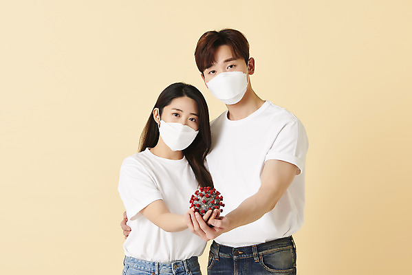 포토 JPG 스튜디오촬영 커플 여자 남자 허리손 실내 건강 마스크 들기 상반신 20대 성인 두명 앞모습 30대 모형 한국인 반팔티셔츠 노란배경 백신 접종 성인만 코로나바이러스 델타변이바이러스 국내포토 뷰포인트 포즈 백그라운드 티셔츠 의학 관계 모션 사람 동양인 청년 내부 장년 노란색 바이러스 파일형식