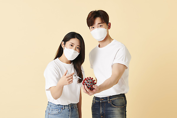 포토 JPG 스튜디오촬영 커플 응시 여자 남자 실내 건강 주사기 마스크 들기 상반신 20대 성인 두명 앞모습 30대 모형 한국인 반팔티셔츠 바이러스 노란배경 백신 접종 성인만 코로나바이러스 백신접종 델타변이바이러스 위드코로나 국내포토 시선 뷰포인트 백그라운드 티셔츠 의학 관계 의료기기 모션 사람 동양인 청년 내부 장년 노란색 사회이슈 파일형식