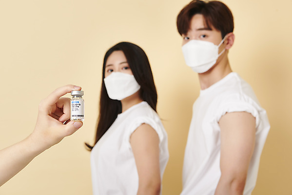 포토 JPG 스튜디오촬영 손 커플 응시 여자 남자 실내 건강 마스크 들기 상반신 20대 성인 두명 옆모습 아웃포커스 신체부위 30대 한국인 반팔티셔츠 바이러스 노란배경 백신 접종 성인만 코로나바이러스 바이알 백신접종 델타변이바이러스 부스터샷 위드코로나 국내포토 시선 뷰포인트 백그라운드 티셔츠 의학 관계 모션 촬영기법 사람 동양인 청년 내부 장년 노란색 의료용품 사회이슈 파일형식