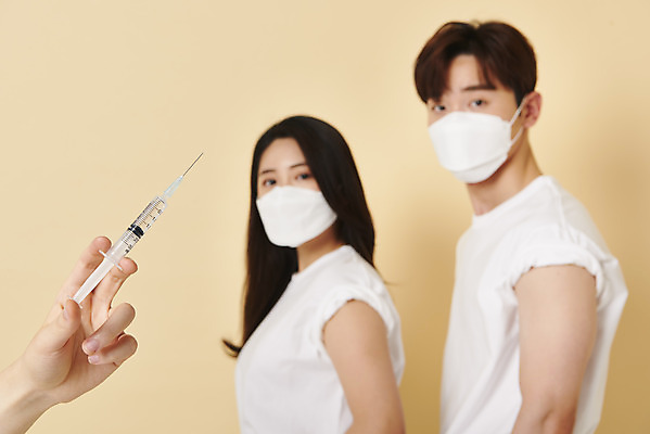 포토 JPG 스튜디오촬영 손 커플 응시 여자 남자 실내 건강 주사기 마스크 들기 상반신 20대 성인 두명 옆모습 신체부위 30대 한국인 반팔티셔츠 바이러스 노란배경 백신 접종 성인만 코로나바이러스 백신접종 델타변이바이러스 부스터샷 위드코로나 국내포토 시선 뷰포인트 백그라운드 티셔츠 의학 관계 의료기기 모션 사람 동양인 청년 내부 장년 노란색 사회이슈 파일형식