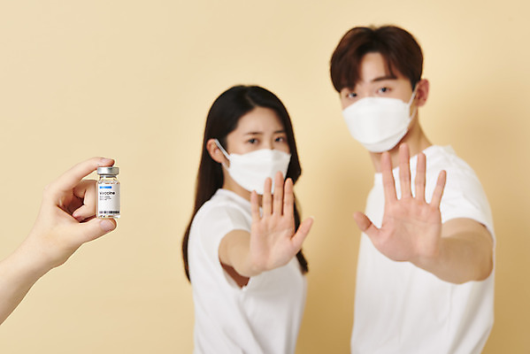 포토 JPG 스튜디오촬영 손 커플 응시 여자 남자 실내 건강 마스크 들기 상반신 20대 성인 두명 옆모습 아웃포커스 신체부위 30대 한국인 반팔티셔츠 거절 노란배경 백신 접종 성인만 코로나바이러스 바이알 백신접종 위드코로나 국내포토 시선 뷰포인트 백그라운드 컨셉 티셔츠 의학 관계 모션 촬영기법 사람 동양인 청년 내부 장년 노란색 의료용품 바이러스 사회이슈 파일형식