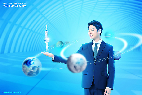 PSD 편집이미지 남자 별 지구 한명 미소 정장 상반신 20대 성인 파란색 우주 행성 한국인 로켓 성장 비즈니스맨 발사 우주선 혁명 기술혁신 로켓발사 성인남자한명만 이미지편집 자연요소 1 옷 컬러 컨셉 비즈니스 표정 사람 동양인 청년 직장인 남자한명만 성인남자만 파일형식