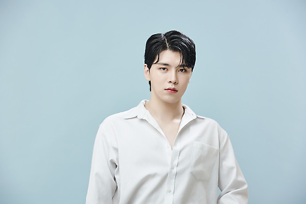 포토 JPG 스튜디오촬영 응시 남자 셔츠 실내 한명 상반신 20대 성인 앞모습 뷰티 한국인 파란배경 의료성형뷰티 성인남자한명만 젠더리스 젠더 국내포토 1 시선 패션 뷰포인트 백그라운드 상의 사람 동양인 청년 내부 파란색 남자한명만 성인남자만 파일형식