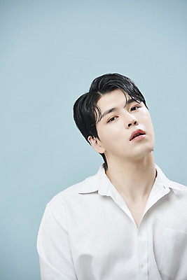 포토 JPG 스튜디오촬영 응시 남자 셔츠 실내 한명 상반신 20대 성인 앞모습 뷰티 한국인 파란배경 의료성형뷰티 성인남자한명만 젠더리스 젠더 국내포토 1 시선 패션 뷰포인트 백그라운드 상의 사람 동양인 청년 내부 파란색 남자한명만 성인남자만 파일형식