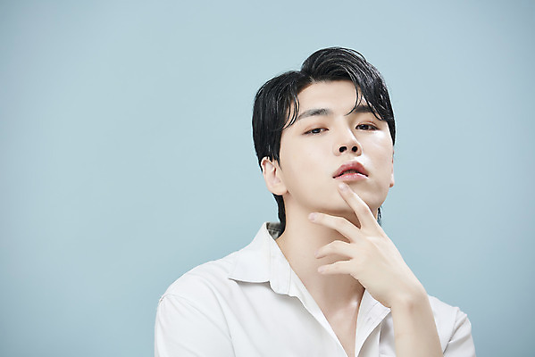 포토 JPG 스튜디오촬영 응시 남자 셔츠 실내 한명 손짓 상반신 20대 성인 앞모습 뷰티 한국인 파란배경 의료성형뷰티 성인남자한명만 젠더리스 젠더 국내포토 1 시선 패션 뷰포인트 백그라운드 상의 모션 사람 동양인 청년 내부 파란색 남자한명만 성인남자만 파일형식