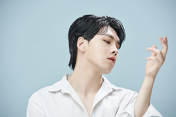 포토 JPG 스튜디오촬영 응시 남자 셔츠 실내 한명 손짓 상반신 20대 성인 앞모습 뷰티 한국인 파란배경 의료성형뷰티 성인남자한명만 젠더리스 젠더 국내포토 1 시선 패션 뷰포인트 백그라운드 상의 모션 사람 동양인 청년 내부 파란색 남자한명만 성인남자만 파일형식