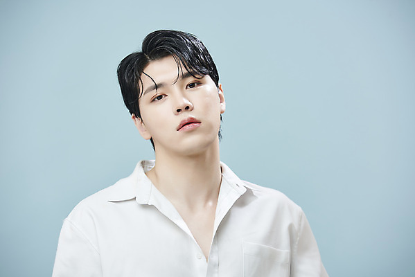 포토 JPG 스튜디오촬영 응시 남자 셔츠 실내 한명 상반신 20대 성인 앞모습 뷰티 한국인 파란배경 의료성형뷰티 성인남자한명만 젠더리스 젠더 국내포토 1 시선 패션 뷰포인트 백그라운드 상의 사람 동양인 청년 내부 파란색 남자한명만 성인남자만 파일형식