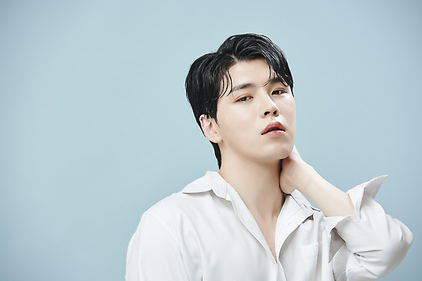 포토 JPG 스튜디오촬영 응시 남자 셔츠 실내 한명 손짓 상반신 20대 성인 앞모습 뷰티 한국인 파란배경 의료성형뷰티 성인남자한명만 젠더리스 젠더 국내포토 1 시선 패션 뷰포인트 백그라운드 상의 모션 사람 동양인 청년 내부 파란색 남자한명만 성인남자만 파일형식