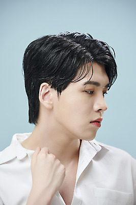 포토 JPG 스튜디오촬영 응시 남자 셔츠 실내 한명 근접촬영 상반신 20대 성인 옆모습 뷰티 한국인 잡기 파란배경 의료성형뷰티 성인남자한명만 젠더리스 젠더 국내포토 1 시선 패션 뷰포인트 백그라운드 상의 모션 사람 동양인 청년 내부 파란색 남자한명만 성인남자만 파일형식