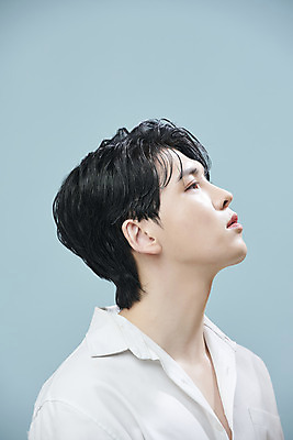 포토 JPG 스튜디오촬영 남자 셔츠 실내 한명 상반신 20대 성인 옆모습 뷰티 한국인 올려보기 파란배경 의료성형뷰티 성인남자한명만 젠더리스 젠더 국내포토 1 패션 뷰포인트 백그라운드 상의 모션 사람 동양인 청년 내부 파란색 남자한명만 성인남자만 파일형식