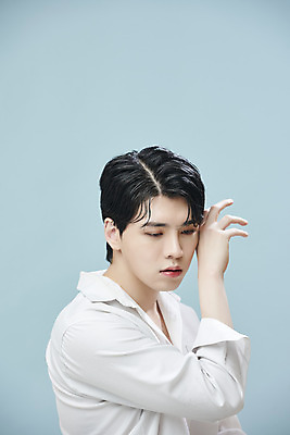 포토 JPG 스튜디오촬영 응시 남자 셔츠 실내 한명 손짓 상반신 20대 성인 옆모습 뷰티 한국인 파란배경 의료성형뷰티 성인남자한명만 젠더리스 젠더 국내포토 1 시선 패션 뷰포인트 백그라운드 상의 모션 사람 동양인 청년 내부 파란색 남자한명만 성인남자만 파일형식