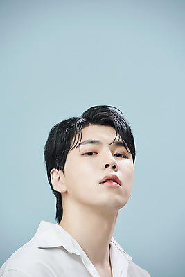 포토 JPG 스튜디오촬영 응시 남자 셔츠 실내 한명 상반신 20대 성인 옆모습 뷰티 한국인 파란배경 의료성형뷰티 성인남자한명만 젠더리스 젠더 국내포토 1 시선 패션 뷰포인트 백그라운드 상의 사람 동양인 청년 내부 파란색 남자한명만 성인남자만 파일형식