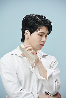 포토 JPG 스튜디오촬영 응시 남자 셔츠 실내 한명 들기 상반신 20대 성인 앞모습 뷰티 화장품 한국인 파란배경 스킨 의료성형뷰티 성인남자한명만 젠더리스 젠더 국내포토 1 시선 패션 뷰포인트 백그라운드 상의 모션 사람 동양인 청년 내부 파란색 남자한명만 성인남자만 파일형식