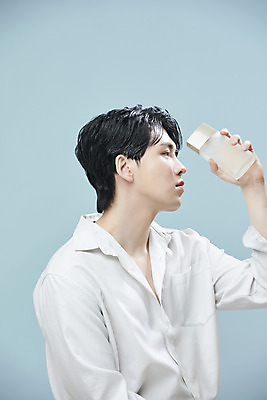 포토 JPG 스튜디오촬영 남자 셔츠 실내 한명 들기 상반신 20대 성인 옆모습 뷰티 화장품 한국인 파란배경 스킨 의료성형뷰티 성인남자한명만 젠더리스 젠더 국내포토 1 패션 뷰포인트 백그라운드 상의 모션 사람 동양인 청년 내부 파란색 남자한명만 성인남자만 파일형식