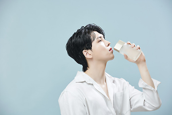 포토 JPG 스튜디오촬영 남자 셔츠 실내 한명 들기 상반신 20대 성인 옆모습 뷰티 화장품 한국인 올려보기 파란배경 스킨 의료성형뷰티 성인남자한명만 젠더리스 젠더 국내포토 1 패션 뷰포인트 백그라운드 상의 모션 사람 동양인 청년 내부 파란색 남자한명만 성인남자만 파일형식