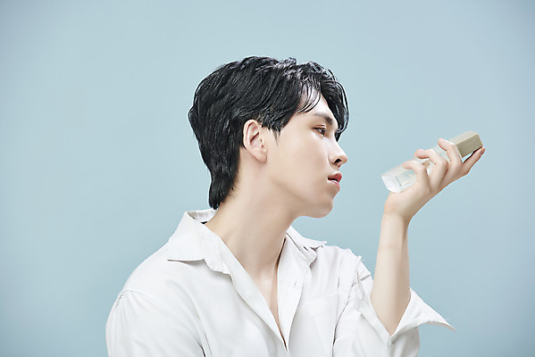 포토 JPG 스튜디오촬영 응시 남자 셔츠 실내 한명 들기 상반신 20대 성인 옆모습 뷰티 화장품 한국인 파란배경 스킨 의료성형뷰티 성인남자한명만 젠더리스 젠더 국내포토 1 시선 패션 뷰포인트 백그라운드 상의 모션 사람 동양인 청년 내부 파란색 남자한명만 성인남자만 파일형식