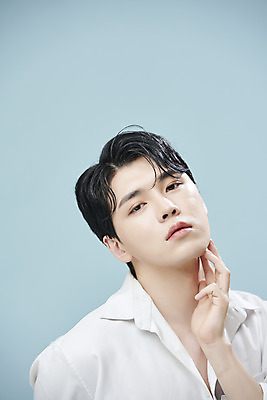 포토 JPG 스튜디오촬영 응시 남자 셔츠 실내 한명 손짓 근접촬영 상반신 20대 성인 앞모습 뷰티 한국인 파란배경 의료성형뷰티 성인남자한명만 젠더리스 젠더 국내포토 1 시선 패션 뷰포인트 백그라운드 상의 모션 사람 동양인 청년 내부 파란색 남자한명만 성인남자만 파일형식