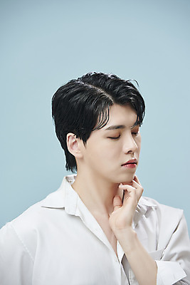 포토 JPG 스튜디오촬영 남자 셔츠 실내 한명 손짓 상반신 20대 성인 앞모습 뷰티 눈감음 한국인 파란배경 의료성형뷰티 성인남자한명만 젠더리스 젠더 국내포토 1 패션 뷰포인트 백그라운드 상의 모션 사람 동양인 청년 내부 파란색 남자한명만 성인남자만 파일형식