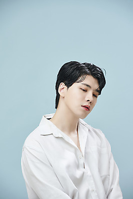 포토 JPG 스튜디오촬영 응시 남자 셔츠 실내 한명 상반신 20대 성인 앞모습 뷰티 한국인 파란배경 의료성형뷰티 성인남자한명만 젠더리스 젠더 국내포토 1 시선 패션 뷰포인트 백그라운드 상의 사람 동양인 청년 내부 파란색 남자한명만 성인남자만 파일형식