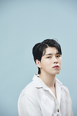 포토 JPG 스튜디오촬영 응시 남자 셔츠 실내 한명 상반신 20대 성인 앞모습 뷰티 한국인 파란배경 의료성형뷰티 성인남자한명만 젠더리스 젠더 국내포토 1 시선 패션 뷰포인트 백그라운드 상의 사람 동양인 청년 내부 파란색 남자한명만 성인남자만 파일형식