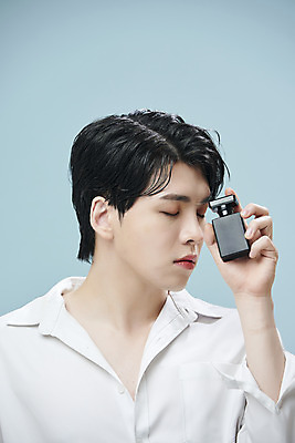 포토 JPG 스튜디오촬영 남자 셔츠 실내 한명 들기 상반신 20대 성인 앞모습 뷰티 눈감음 한국인 파란배경 향수병 의료성형뷰티 성인남자한명만 젠더리스 젠더 국내포토 1 패션 뷰포인트 백그라운드 상의 모션 사람 동양인 청년 내부 파란색 향수 병_담는 남자한명만 성인남자만 파일형식