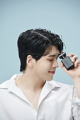 포토 JPG 스튜디오촬영 남자 셔츠 실내 한명 미소 들기 상반신 20대 성인 앞모습 뷰티 눈감음 한국인 파란배경 향수병 의료성형뷰티 성인남자한명만 젠더리스 젠더 국내포토 1 패션 뷰포인트 백그라운드 상의 모션 표정 사람 동양인 청년 내부 파란색 향수 병_담는 남자한명만 성인남자만 파일형식