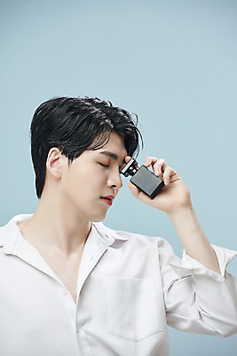 포토 JPG 스튜디오촬영 남자 셔츠 실내 한명 들기 상반신 20대 성인 앞모습 뷰티 눈감음 한국인 파란배경 향수병 의료성형뷰티 성인남자한명만 젠더리스 젠더 국내포토 1 패션 뷰포인트 백그라운드 상의 모션 사람 동양인 청년 내부 파란색 향수 병_담는 남자한명만 성인남자만 파일형식
