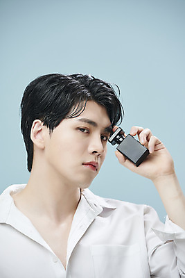 포토 JPG 스튜디오촬영 응시 남자 셔츠 실내 한명 들기 상반신 20대 성인 앞모습 뷰티 화장품 한국인 파란배경 향수병 의료성형뷰티 성인남자한명만 젠더리스 젠더 국내포토 1 시선 패션 뷰포인트 백그라운드 상의 모션 사람 동양인 청년 내부 파란색 향수 병_담는 남자한명만 성인남자만 파일형식