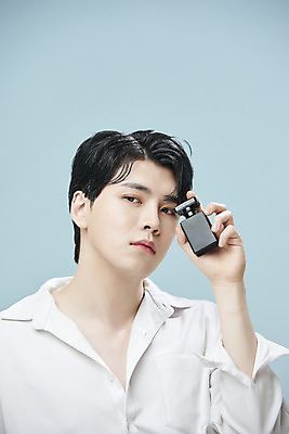 포토 JPG 스튜디오촬영 응시 남자 셔츠 실내 한명 들기 상반신 20대 성인 앞모습 뷰티 화장품 한국인 파란배경 향수병 의료성형뷰티 성인남자한명만 젠더리스 젠더 국내포토 1 시선 패션 뷰포인트 백그라운드 상의 모션 사람 동양인 청년 내부 파란색 향수 병_담는 남자한명만 성인남자만 파일형식