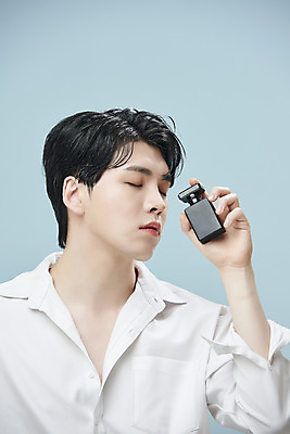 포토 JPG 스튜디오촬영 남자 셔츠 실내 한명 들기 상반신 20대 성인 앞모습 뷰티 눈감음 화장품 한국인 파란배경 향수병 의료성형뷰티 성인남자한명만 젠더리스 젠더 국내포토 1 패션 뷰포인트 백그라운드 상의 모션 사람 동양인 청년 내부 파란색 향수 병_담는 남자한명만 성인남자만 파일형식