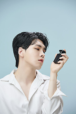 포토 JPG 스튜디오촬영 응시 남자 셔츠 실내 한명 들기 상반신 20대 성인 앞모습 뷰티 화장품 한국인 파란배경 향수병 의료성형뷰티 성인남자한명만 젠더리스 젠더 국내포토 1 시선 패션 뷰포인트 백그라운드 상의 모션 사람 동양인 청년 내부 파란색 향수 병_담는 남자한명만 성인남자만 파일형식