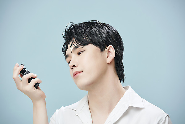 포토 JPG 스튜디오촬영 응시 남자 셔츠 실내 한명 미소 들기 상반신 20대 성인 옆모습 뷰티 화장품 한국인 파란배경 향수병 의료성형뷰티 성인남자한명만 젠더리스 젠더 국내포토 1 시선 패션 뷰포인트 백그라운드 상의 모션 표정 사람 동양인 청년 내부 파란색 향수 병_담는 남자한명만 성인남자만 파일형식