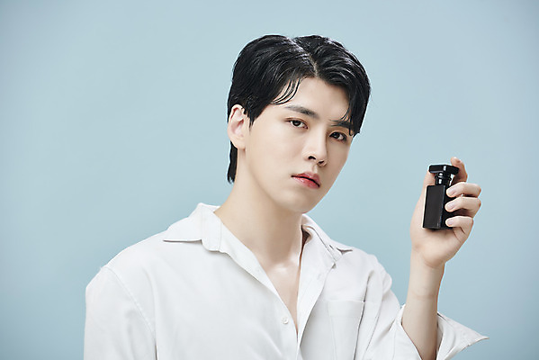 포토 JPG 스튜디오촬영 응시 남자 셔츠 실내 한명 들기 상반신 20대 성인 앞모습 뷰티 화장품 한국인 파란배경 향수병 의료성형뷰티 성인남자한명만 젠더리스 젠더 국내포토 1 시선 패션 뷰포인트 백그라운드 상의 모션 사람 동양인 청년 내부 파란색 향수 병_담는 남자한명만 성인남자만 파일형식