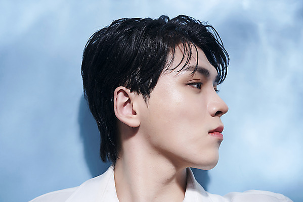 포토 JPG 스튜디오촬영 남자 셔츠 실내 한명 근접촬영 상반신 20대 성인 옆모습 뷰티 한국인 파란배경 의료성형뷰티 성인남자한명만 젠더리스 젠더 국내포토 1 패션 뷰포인트 백그라운드 상의 사람 동양인 청년 내부 파란색 남자한명만 성인남자만 파일형식