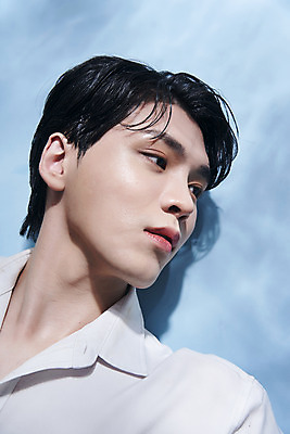 포토 JPG 스튜디오촬영 남자 셔츠 실내 한명 근접촬영 상반신 20대 성인 옆모습 뷰티 한국인 파란배경 의료성형뷰티 성인남자한명만 젠더리스 젠더 국내포토 1 패션 뷰포인트 백그라운드 상의 사람 동양인 청년 내부 파란색 남자한명만 성인남자만 파일형식