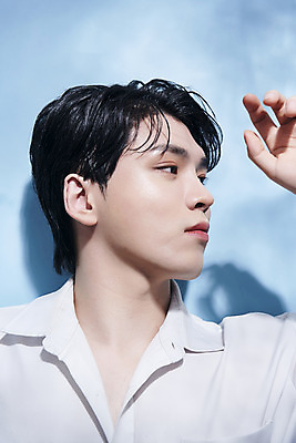 포토 JPG 스튜디오촬영 응시 남자 셔츠 실내 한명 손짓 근접촬영 상반신 20대 성인 옆모습 뷰티 한국인 파란배경 의료성형뷰티 성인남자한명만 젠더리스 젠더 국내포토 1 시선 패션 뷰포인트 백그라운드 상의 모션 사람 동양인 청년 내부 파란색 남자한명만 성인남자만 파일형식