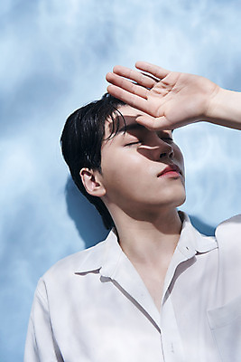 포토 JPG 스튜디오촬영 남자 셔츠 실내 한명 상반신 20대 성인 앞모습 뷰티 손들기 눈감음 한국인 가림 파란배경 의료성형뷰티 성인남자한명만 젠더리스 젠더 국내포토 1 패션 뷰포인트 백그라운드 상의 모션 사람 동양인 청년 내부 파란색 남자한명만 성인남자만 파일형식