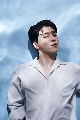 포토 JPG 스튜디오촬영 남자 셔츠 실내 한명 상반신 20대 성인 앞모습 뷰티 눈감음 한국인 파란배경 의료성형뷰티 성인남자한명만 젠더리스 젠더 국내포토 1 패션 뷰포인트 백그라운드 상의 모션 사람 동양인 청년 내부 파란색 남자한명만 성인남자만 파일형식