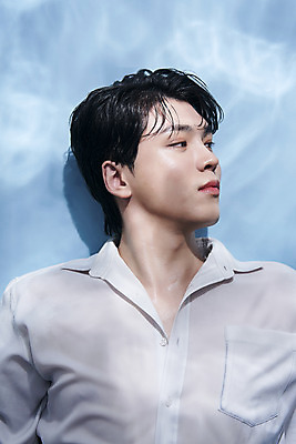 포토 JPG 스튜디오촬영 응시 남자 셔츠 실내 한명 상반신 20대 성인 앞모습 뷰티 한국인 파란배경 의료성형뷰티 성인남자한명만 젠더리스 젠더 국내포토 1 시선 패션 뷰포인트 백그라운드 상의 사람 동양인 청년 내부 파란색 남자한명만 성인남자만 파일형식