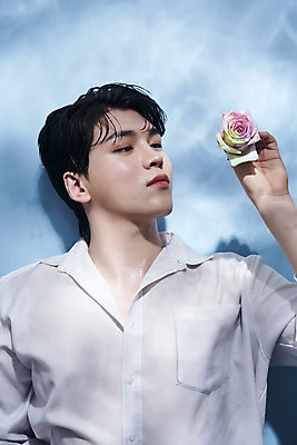 포토 JPG 스튜디오촬영 응시 남자 셔츠 실내 한명 들기 상반신 20대 성인 앞모습 뷰티 장미 한국인 파란배경 의료성형뷰티 성인남자한명만 젠더리스 젠더 국내포토 1 시선 패션 꽃 뷰포인트 백그라운드 상의 모션 사람 동양인 청년 내부 파란색 남자한명만 성인남자만 파일형식