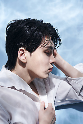 포토 JPG 스튜디오촬영 남자 셔츠 실내 한명 손짓 상반신 20대 성인 옆모습 뷰티 눈감음 한국인 파란배경 의료성형뷰티 성인남자한명만 젠더리스 젠더 국내포토 1 패션 뷰포인트 백그라운드 상의 모션 사람 동양인 청년 내부 파란색 남자한명만 성인남자만 파일형식