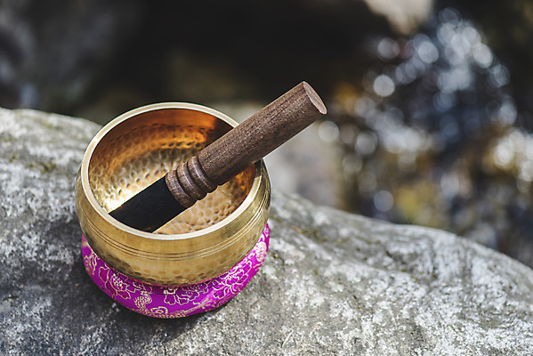 포토 JPG 주간 전통 불교 사람없음 야외 아웃포커스 계곡 부처님오신날 불교용품 오브젝트 청계산 싱잉볼 국내포토 자연요소 기념일 종교 종교용품 산 촬영기법 파일형식