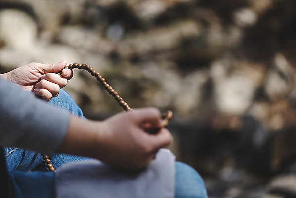 포토 JPG 주간 전통 여자 40대 중년 불교 한명 야외 옆모습 아웃포커스 한국인 부처님오신날 하반신 잡기 불교용품 염주 중년여자한명만 청계산 국내포토 자연요소 1 기념일 종교 뷰포인트 종교용품 모션 산 촬영기법 사람 동양인 성인 여자한명만 중년여자만 파일형식
