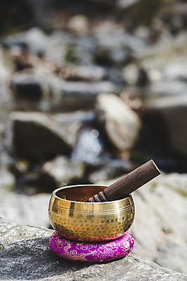 포토 JPG 주간 전통 불교 사람없음 야외 아웃포커스 계곡 부처님오신날 바위 불교용품 오브젝트 청계산 싱잉볼 국내포토 자연요소 기념일 종교 종교용품 산 촬영기법 돌_바위 파일형식