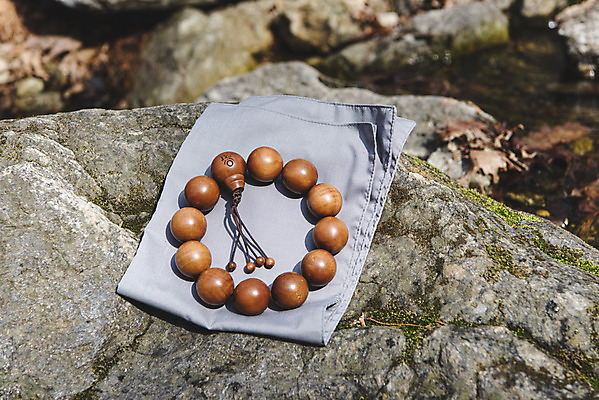 포토 JPG 주간 전통 불교 사람없음 야외 부처님오신날 바위 천 불교용품 오브젝트 염주 청계산 국내포토 자연요소 기념일 종교 종교용품 산 돌_바위 직물 파일형식