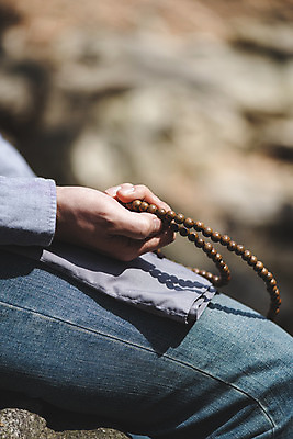 포토 JPG 주간 전통 여자 40대 중년 불교 한명 앉기 야외 옆모습 아웃포커스 한국인 부처님오신날 하반신 잡기 불교용품 염주 중년여자한명만 청계산 국내포토 자연요소 1 기념일 종교 뷰포인트 종교용품 모션 산 촬영기법 사람 동양인 성인 여자한명만 중년여자만 파일형식