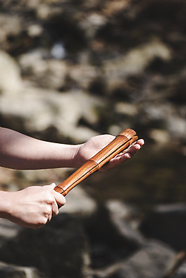 포토 JPG 주간 전통 손 불교 들기 야외 아웃포커스 신체부위 부처님오신날 불교용품 죽비 청계산 국내포토 자연요소 기념일 종교 종교용품 모션 산 촬영기법 사람 파일형식