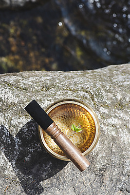 포토 JPG 주간 전통 불교 사람없음 야외 아웃포커스 하이앵글 부처님오신날 바위 불교용품 오브젝트 청계산 싱잉볼 국내포토 자연요소 기념일 종교 뷰포인트 종교용품 산 촬영기법 돌_바위 파일형식