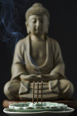 포토 JPG 스튜디오촬영 전통 불교 검은배경 실내 사람없음 아웃포커스 부처님오신날 연기 불상 불교용품 오브젝트 부처 향 인센스스틱 국내포토 기념일 종교 백그라운드 종교용품 촬영기법 내부 검은색 파일형식